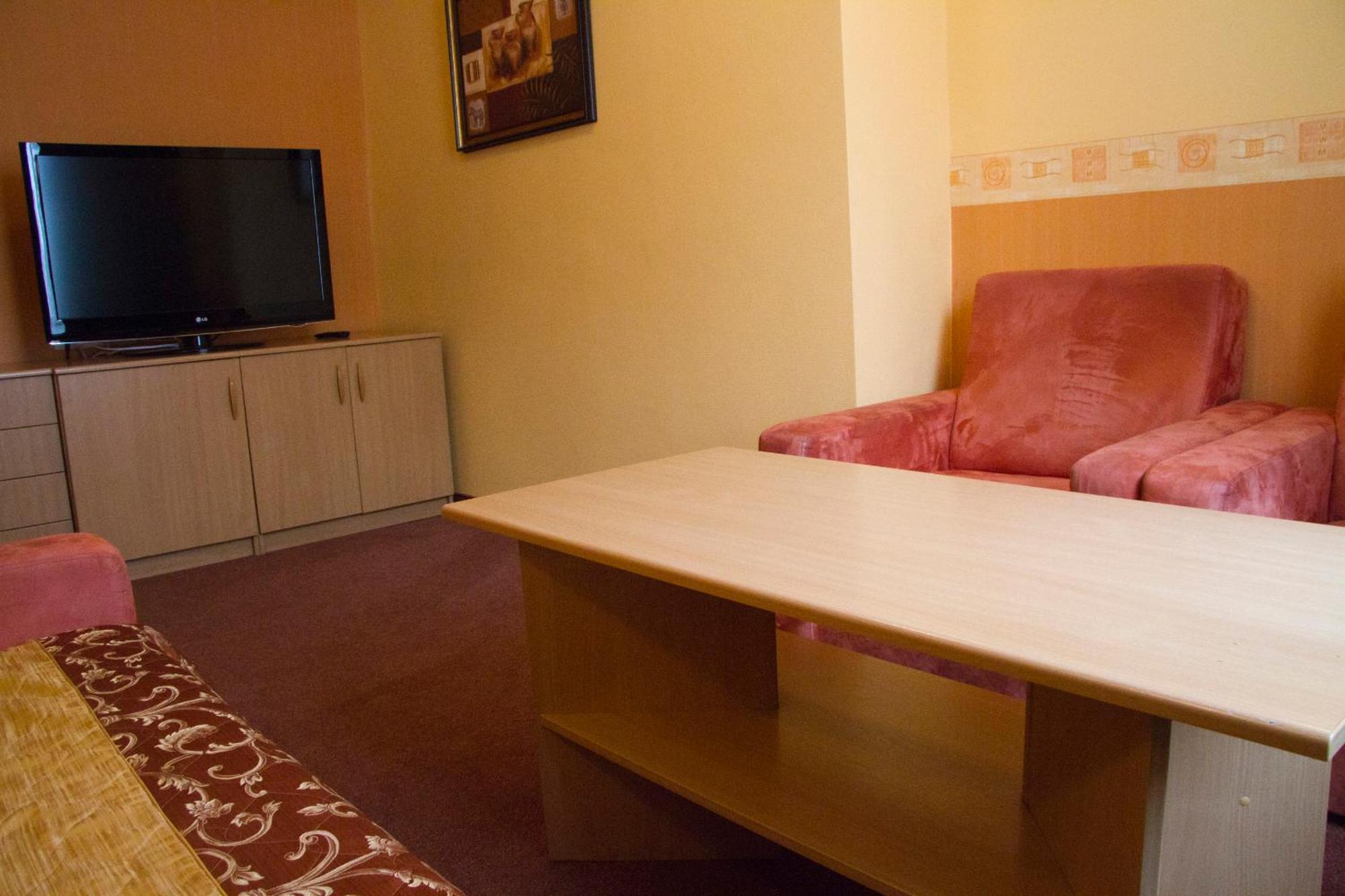 Hotel Iskra Жешов Екстериор снимка