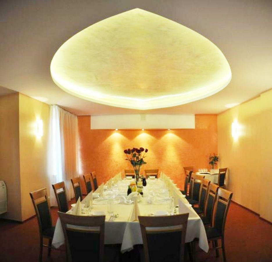 Hotel Iskra Жешов Екстериор снимка